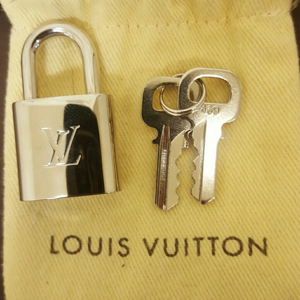 Louis Vuitton Black and Cream Bag with Lock - Picture 4 of 8